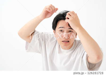 髪の毛を気にする男性 髪の毛を気にする男性 126281728
