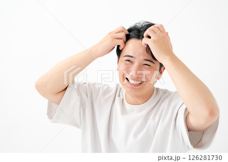笑顔でヘアセットをする男性　 126281730
