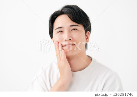笑顔で頬を触る男性 笑顔で頬を触る男性 126281746