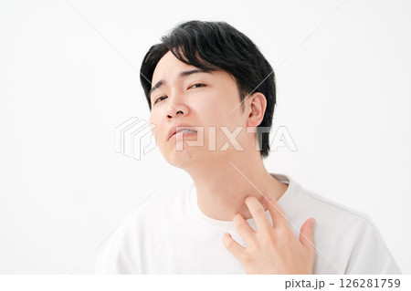 肌トラブルに悩む男性　髭 126281759