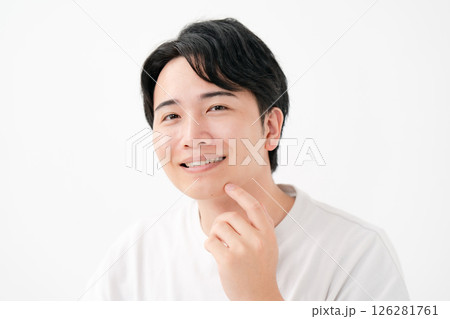 笑顔で頬を触る男性 126281761