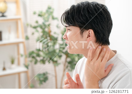 肌トラブルに悩む男性　髭 126281771