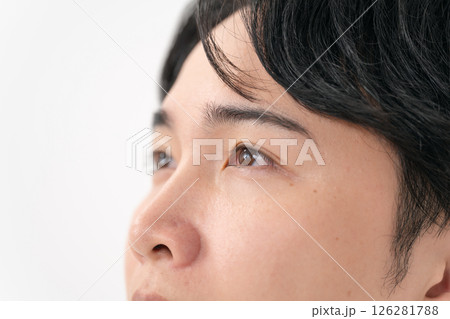 目元　アップ　男性 126281788