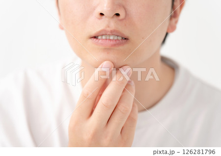 剃り残しを気にする男性 ヒゲ 剃り残しを気にする男性 ヒゲ 126281796