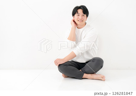 若い男性 笑顔 全身 あぐら 若い男性 笑顔 全身 あぐら 126281847