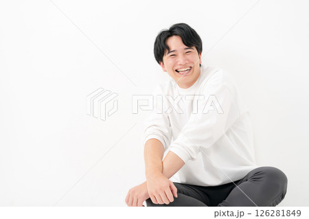 若い男性 笑顔 全身 あぐら 若い男性 笑顔 全身 あぐら 126281849