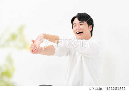 ストレッチをする男性 ストレッチをする男性 126281852