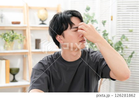 若い男性 頭痛 若い男性 頭痛 126281862