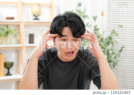 若い男性　頭痛 126281867