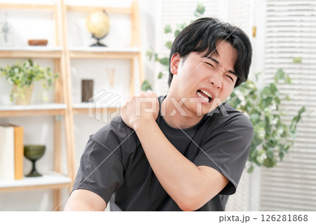 若い男性　肩こり 126281868