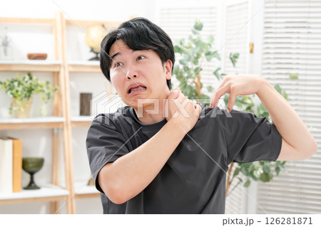 若い男性　肩こり 126281871