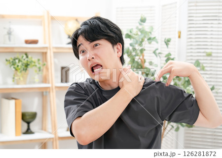 若い男性　肩こり 126281872
