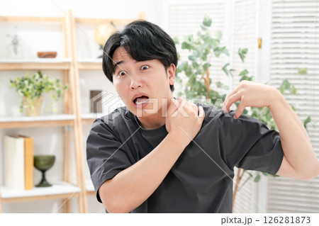 若い男性　肩こり 126281873