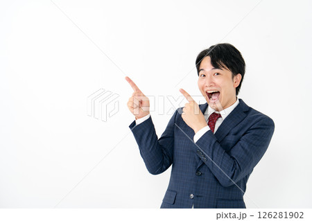 若いビジネスマン 指差し 若いビジネスマン 指差し 126281902