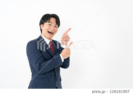 若いビジネスマン　指差し 126281907