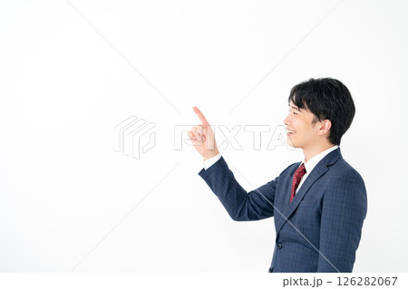 ビジネスマン　指差し　ステップ1 126282067