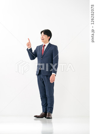 ビジネスマン　全身　指差し 126282078