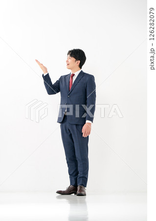 ビジネスマン　全身　手かざし 126282079