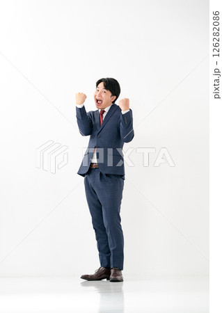ビジネスマン 全身 ガッツポーズ ビジネスマン 全身 ガッツポーズ 126282086