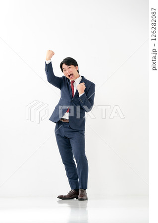 ビジネスマン 全身 ガッツポーズ ビジネスマン 全身 ガッツポーズ 126282087