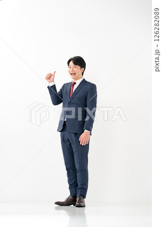 ビジネスマン　全身　サムズアップ 126282089