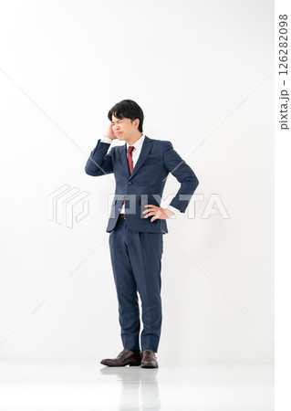 ビジネスマン　全身　悩む 126282098