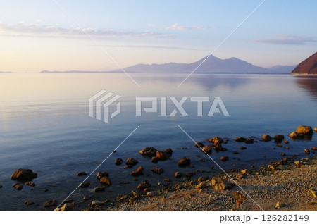秋の猪苗代湖と磐梯山の夕景 126282149