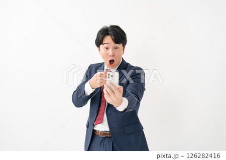 ビジネスマン　スマホ　驚く 126282416