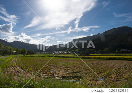 山のある田舎の風景 126282982