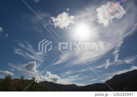 青空に浮かぶ飛行機雲 126283947