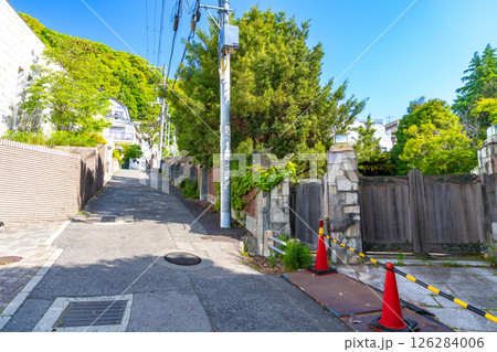 【重要伝統的建造物群保存地区】北野町山本通 初夏の朝の坂道と邸宅の門1 兵庫県神戸市中央区 【重要伝統的建造物群保存地区】北野町山本通 初夏の朝の坂道と邸宅の門1 兵庫県神戸市中央区 126284006