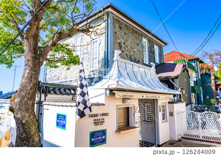 【重要伝統的建造物群保存地区】北野町山本通　開門前の坂の上の異人館　兵庫県神戸市中央区 126284009