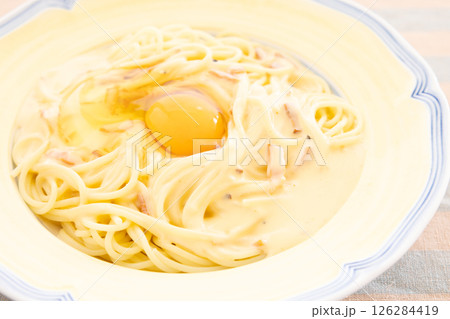 おいしい生卵のせカルボナーラのパスタ おいしい生卵のせカルボナーラのパスタ 126284419