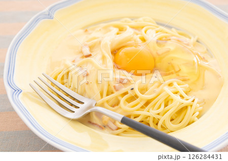 おいしい生卵のせカルボナーラのパスタ おいしい生卵のせカルボナーラのパスタ 126284431