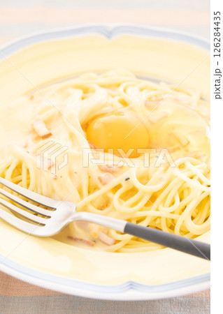 おいしい生卵のせカルボナーラのパスタ おいしい生卵のせカルボナーラのパスタ 126284435