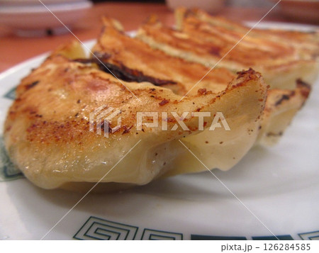 中華料理チェーン店で食べる「餃子」 126284585