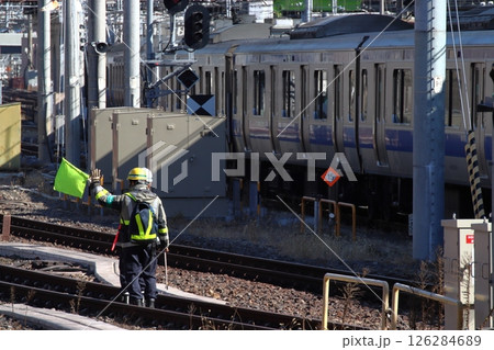 JR東日本線の保線作業風景 126284689