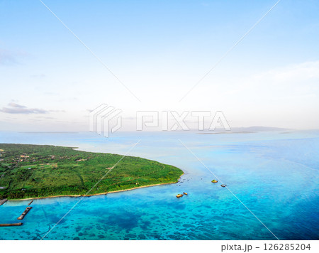 竹富島の朝焼け（沖縄県竹富町）※遠方は小浜島と西表島 126285204
