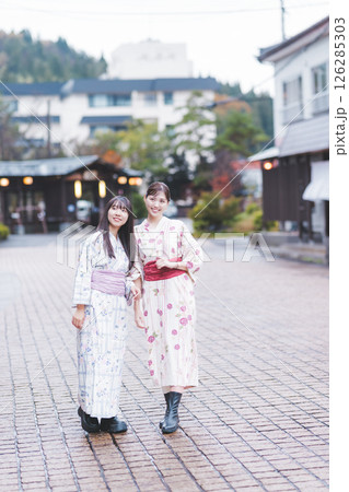 温泉街を歩く浴衣姿の二人の若い女性【撮影協力・新発田市フィルムコミッション協議会】 温泉街を歩く浴衣姿の二人の若い女性【撮影協力・新発田市フィルムコミッション協議会】 126285303