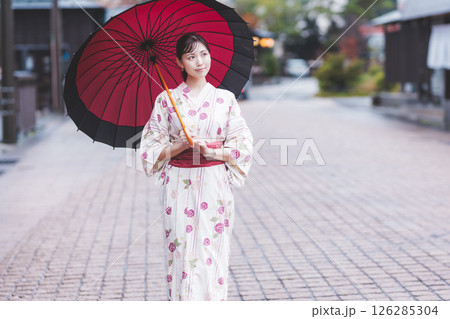 温泉街を歩く浴衣姿の若い女性【撮影協力・新発田市フィルムコミッション協議会】 126285304