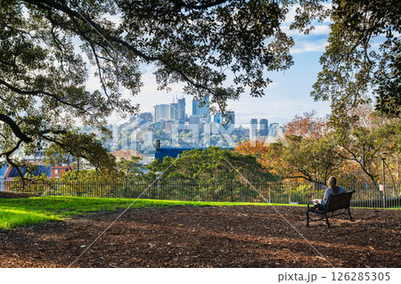 秋のシドニー　紅葉の丘と黄昏少女 126285305