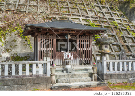 八井内地蔵堂の石仏群（奈良県桜井市） 126285352