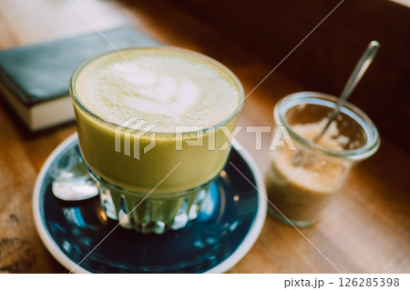 カフェで飲む抹茶ラテで読書 カフェで飲む抹茶ラテで読書 126285398