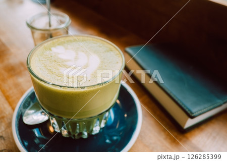 カフェで飲む抹茶ラテで読書 カフェで飲む抹茶ラテで読書 126285399