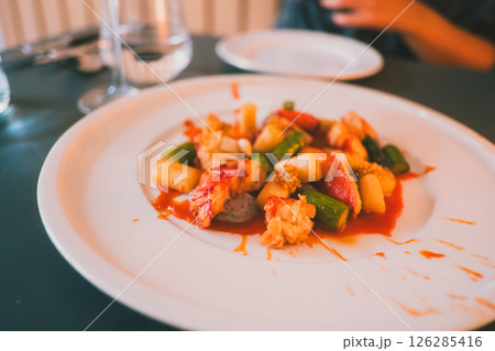 ドイツのレストランで食べる前菜 126285416