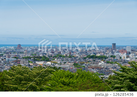 大乗寺丘陵公園見晴らしの丘から臨む石川県金沢市街／金沢平野 126285436