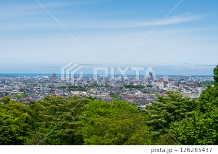 大乗寺丘陵公園見晴らしの丘から臨む石川県金沢市街／金沢平野 126285437