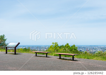 大乗寺丘陵公園見晴らしの丘から臨む石川県金沢市街／金沢平野 126285442