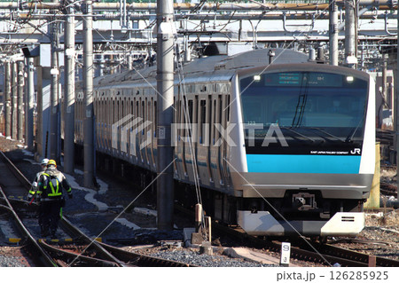 京浜東北線の保線作業風景 126285925