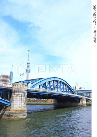 東京都墨田区、東京スカイツリーと駒形橋の風景 126286060